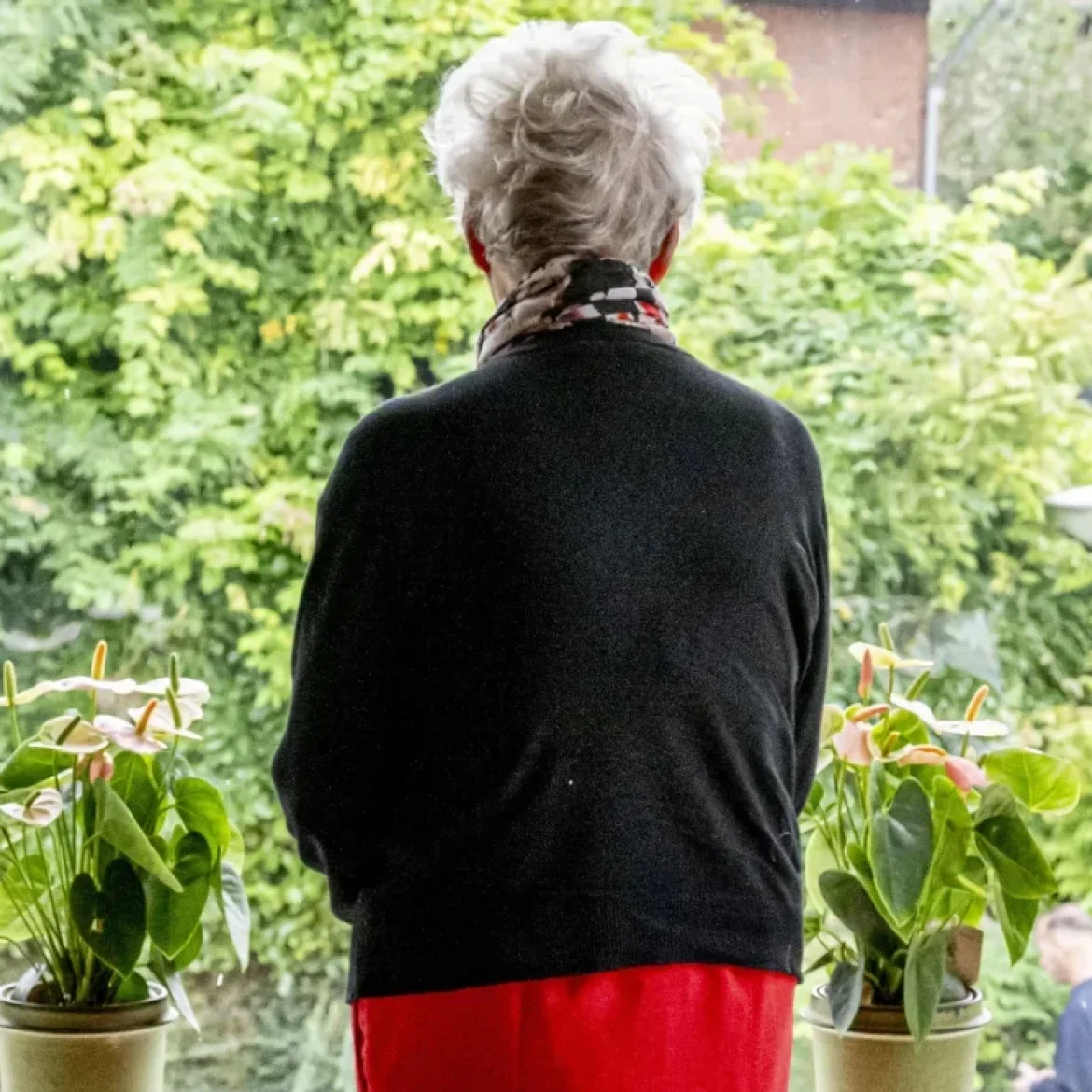 Oudere vrouw voor het raam