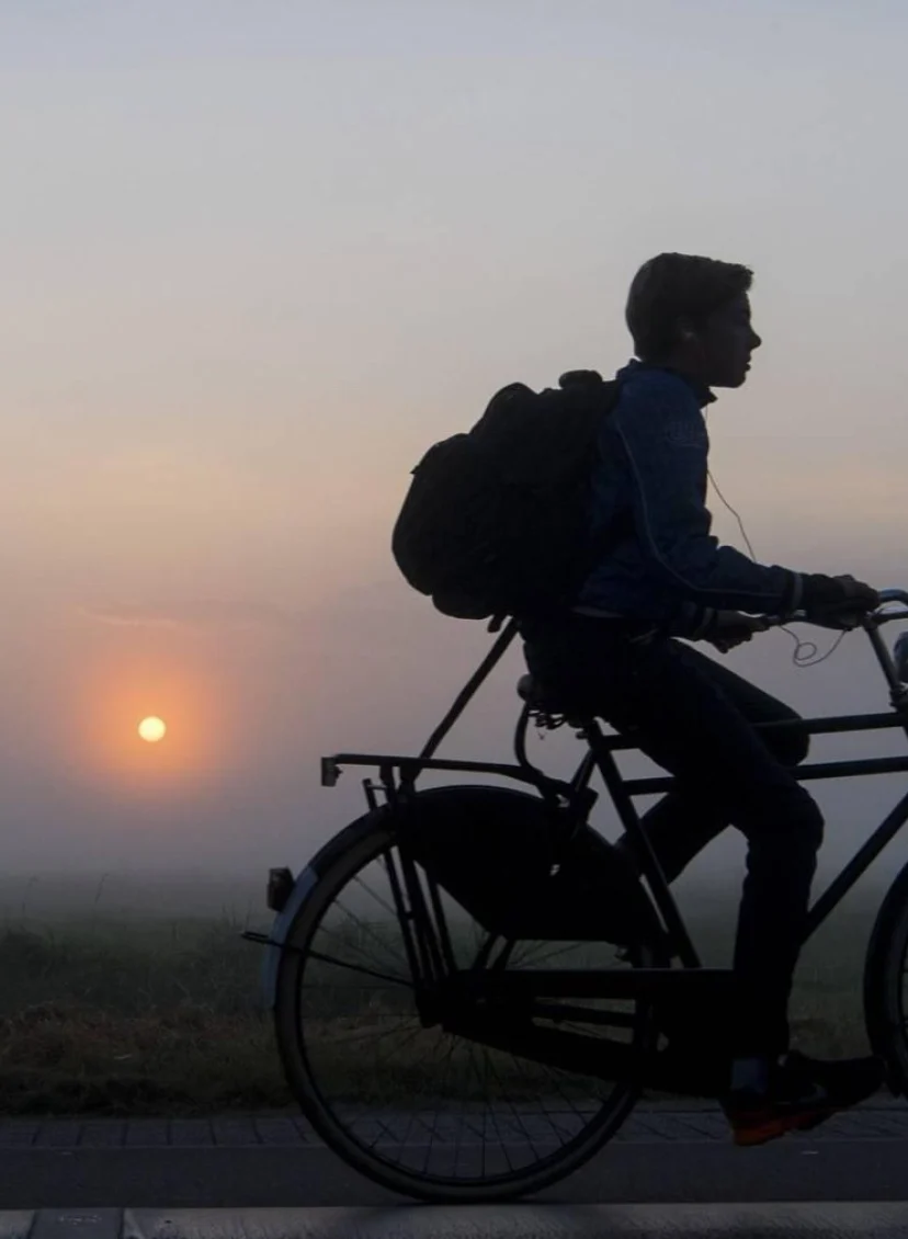 Jongen fiets in de dichte mist