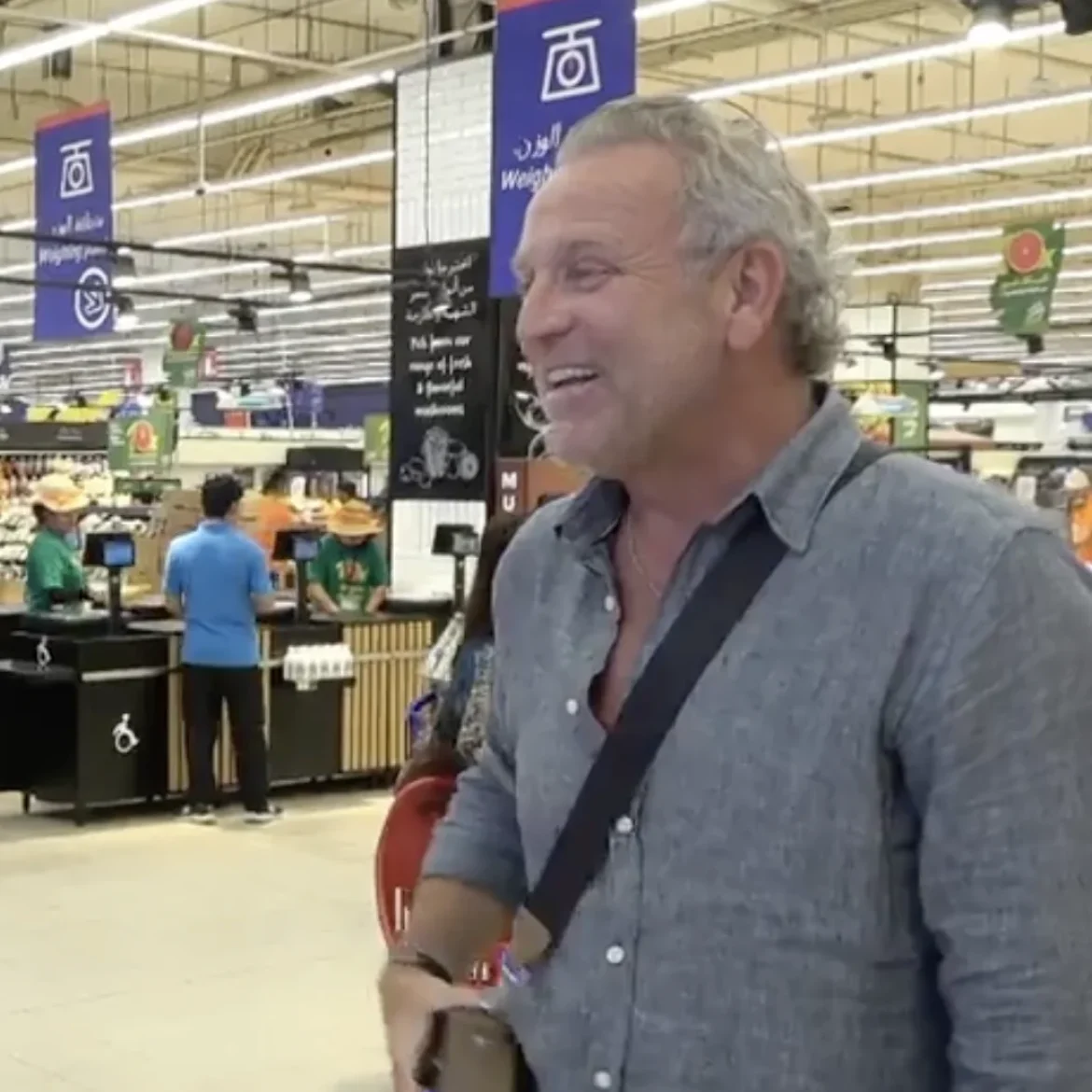 Gordon flirt in supermarkt in 'Dit Ben Ik: Gordon'