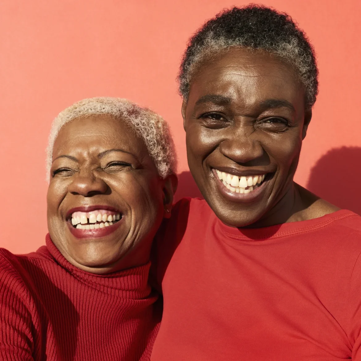 Twee vrouwen met rode kleding