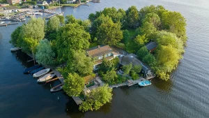 Thumbnail voor Bijzonder huis te koop: oude boerderij op een privé-eiland midden in de Randstad