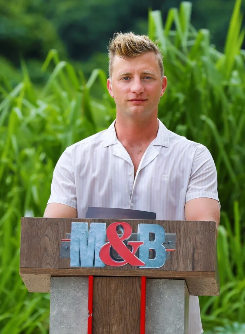 Jan Versteegh achter de desk van Muscles & Brains