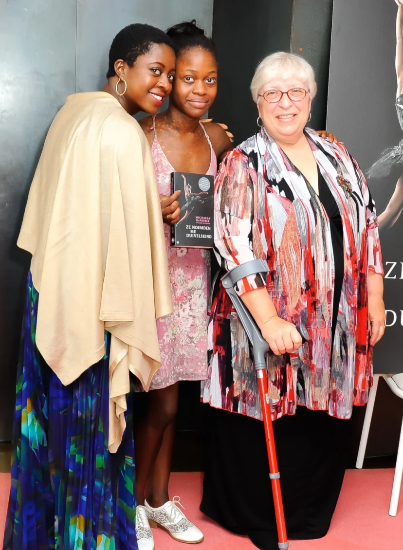 V.l.n.r. Zus van Michaela DePrince, Michaela DePrince (Schrijfster en Ballerina) en moeder Elaine DePrince (schrijfster)