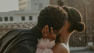 Thumbnail voor Manua's (19) vriend schaamde zich voor leeftijdsverschil: 'Hij vroeg of ik kon liegen dat ik ouder was'