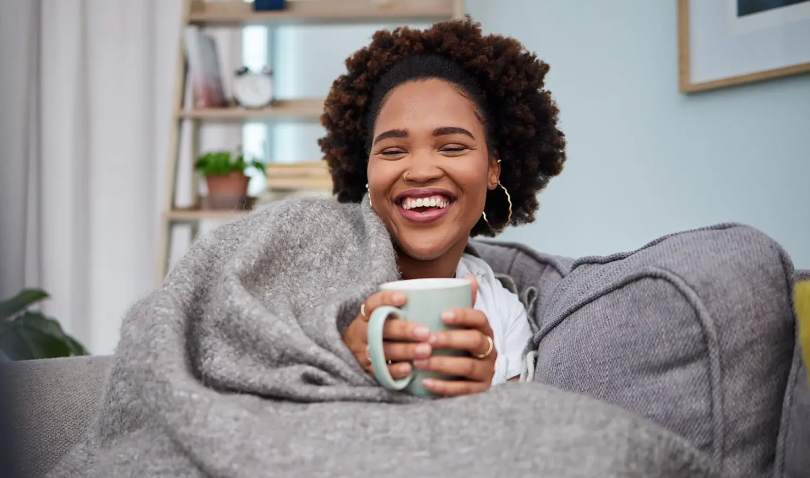 Vrouw kijkt herfstfilms op de bank