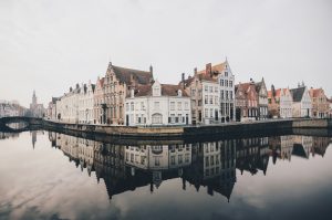 Thumbnail voor Brugge: een stad vol cultuur, water, veel te veel lekker eten en bijzondere plekken