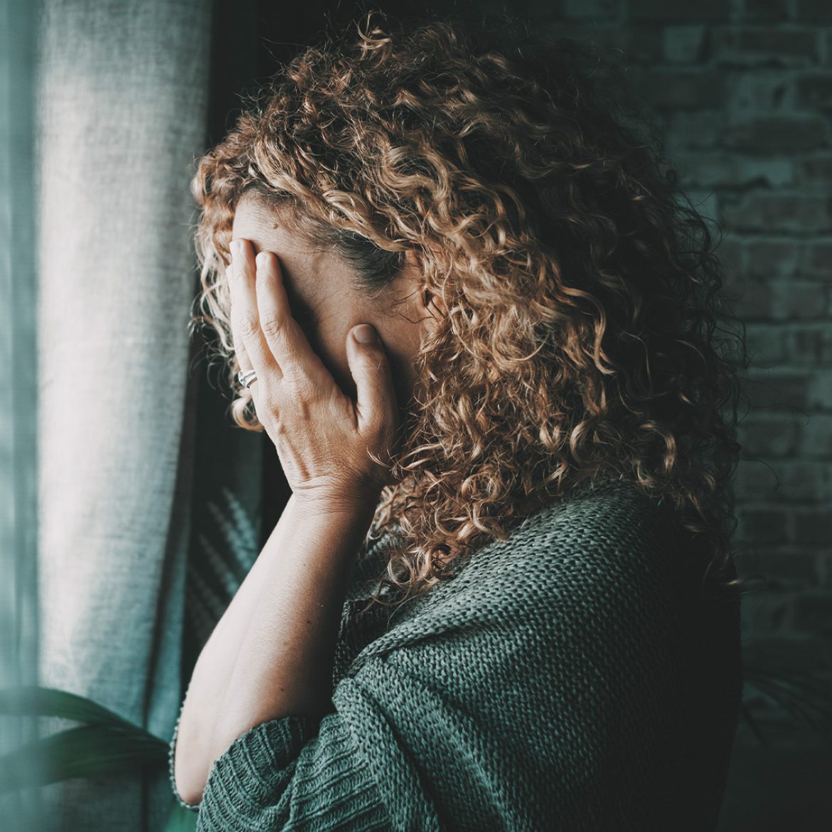 Vrouw met haar handen voor het gezicht de erfenis