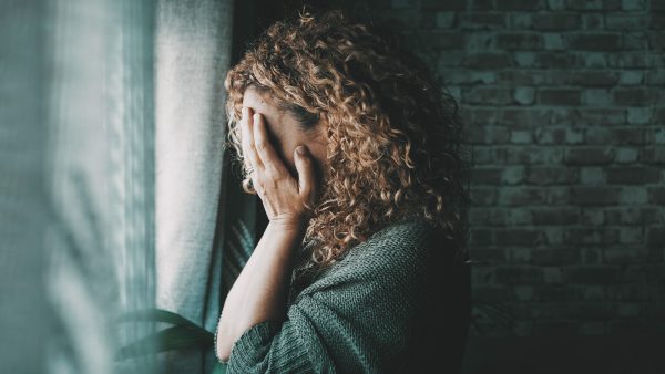 Vrouw met haar handen voor het gezicht, de erfenis, ruzie met zwanger