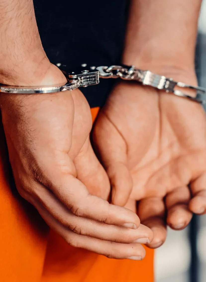 Handen in handboeien