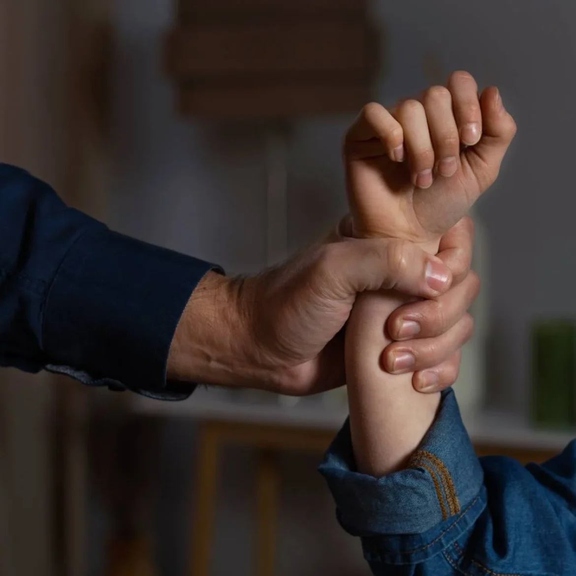 Man grijpt arm van vrouw