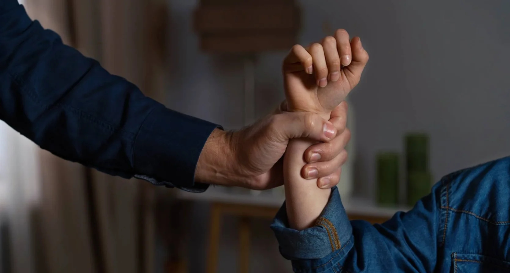 Man grijpt arm van vrouw