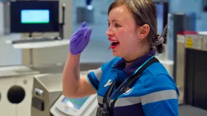 Thumbnail voor Securitymedewerkers over bijzondere situaties op Schiphol: 'Hij trok zijn broek naar beneden en gooide 'hem' naar voren'