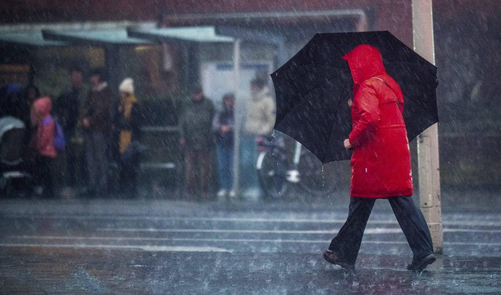 vrouw met paraplu in regen