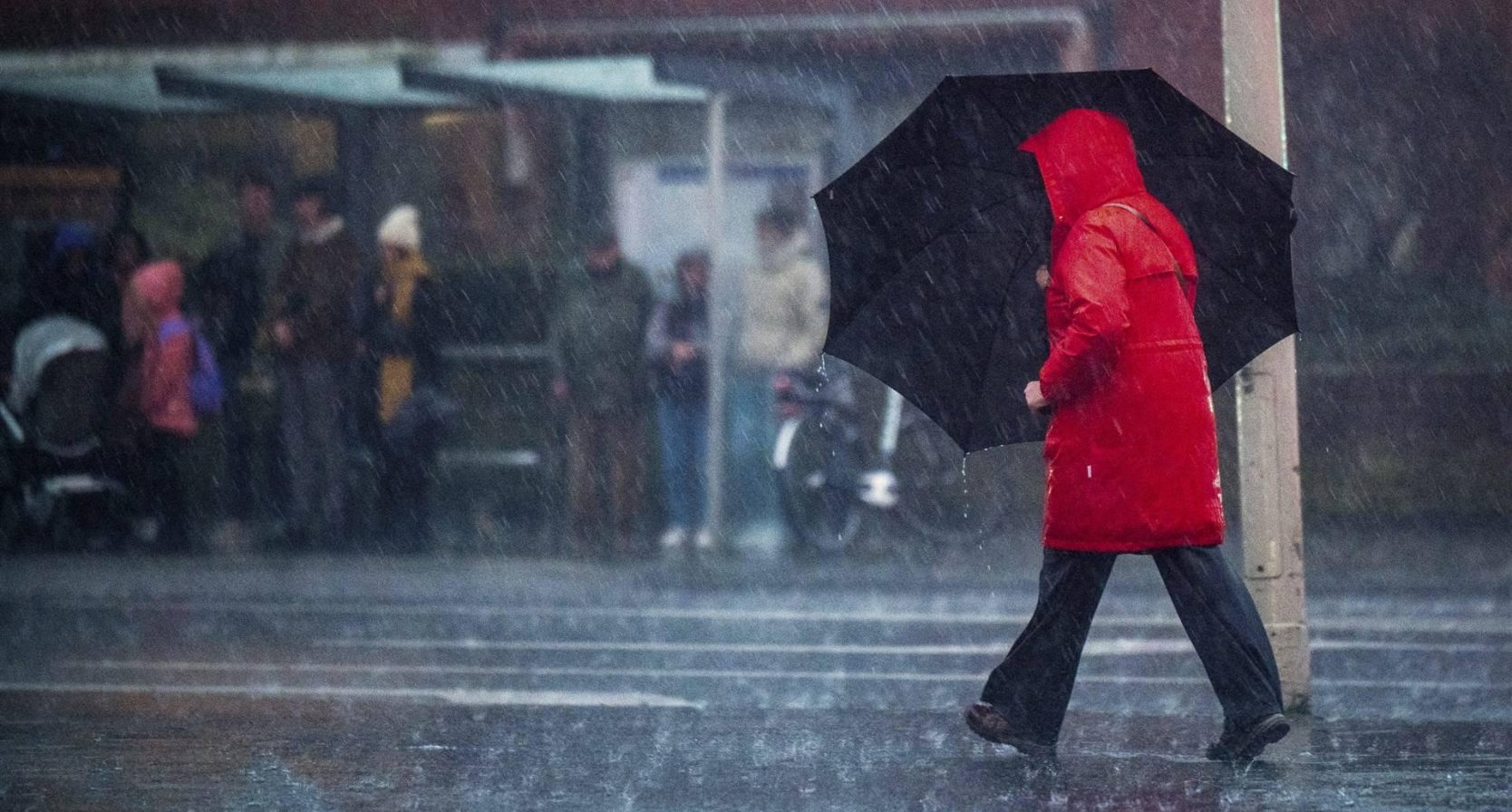 vrouw met paraplu in regen