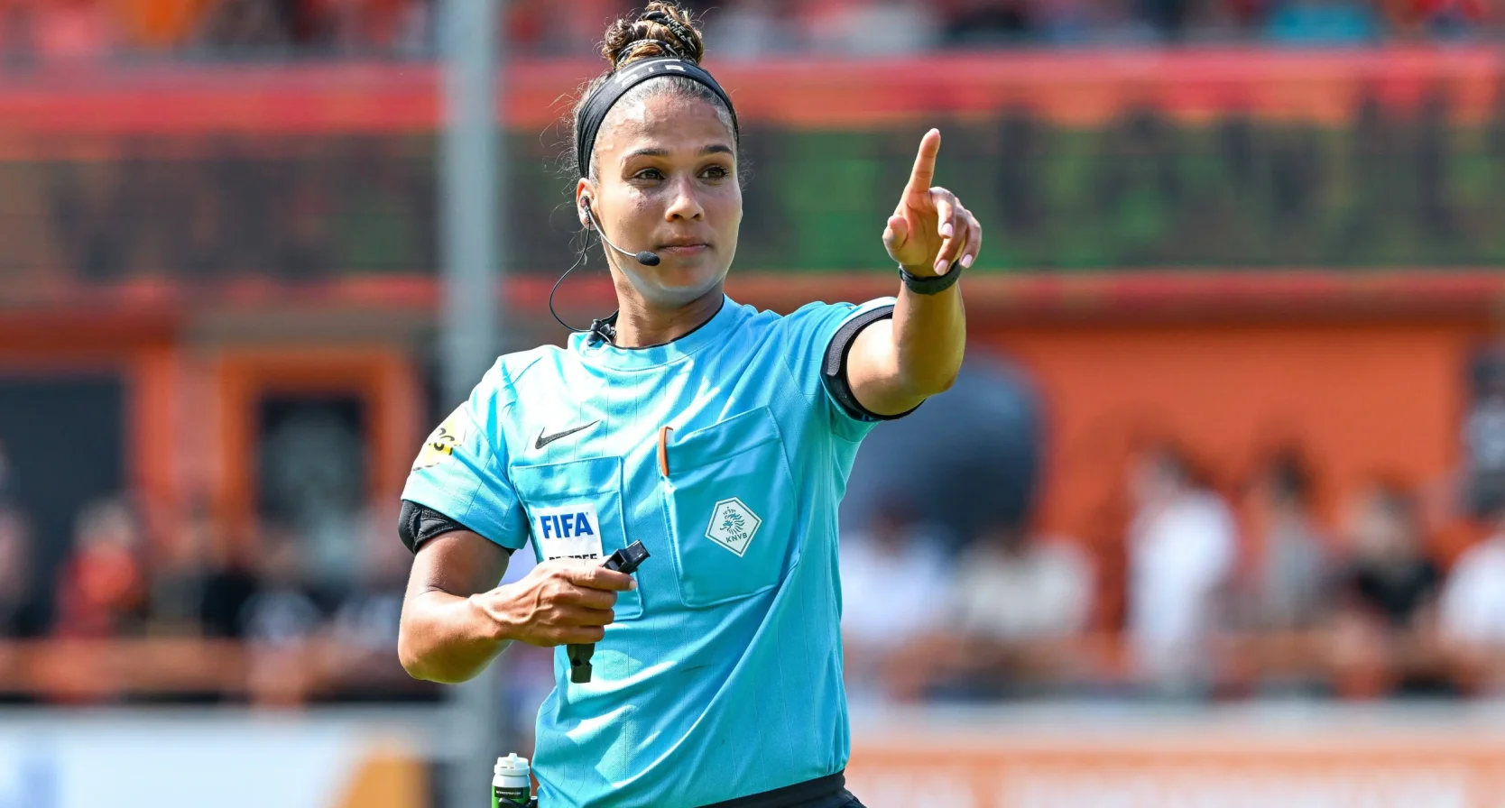 Shona Shukrula fluit als eerste vrouw in betaald mannenvoetbal