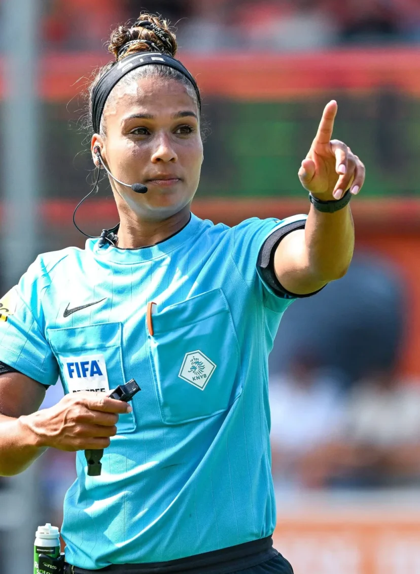 Shona Shukrula fluit als eerste vrouw in betaald mannenvoetbal