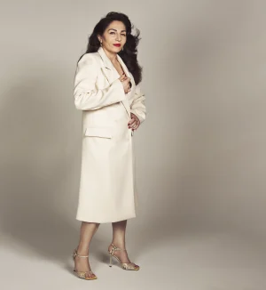 Thumbnail voor Actrice en schrijfster Nazmiye Oral neemt ons mee door Arnhem: 'Als ik hier langsloop, word ik meteen blij'