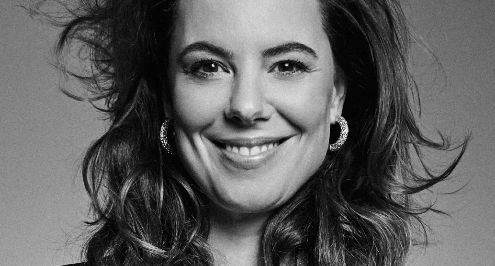 Roos Moggre lachend op de foto