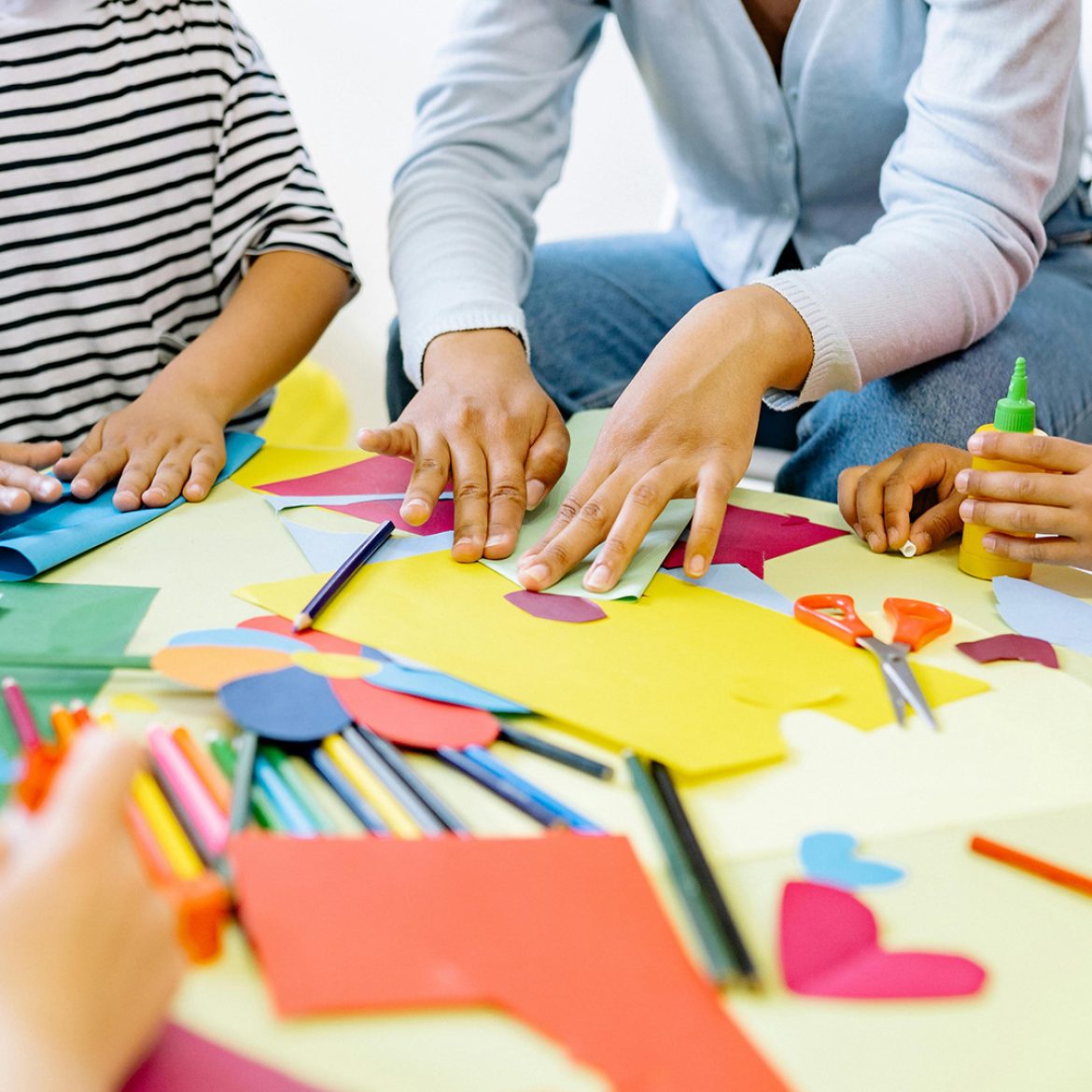 Juf speelt met kinderen in de klas