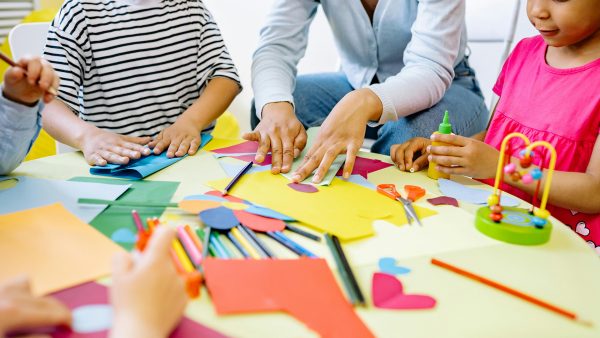 Juf speelt met kinderen in de klas
