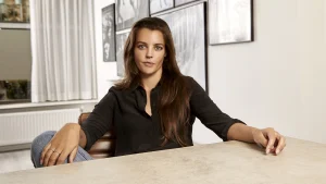 Thumbnail voor Visagist Ellen Romeijn over haar en beauty: 'Grace Jones vroeg me haar wenkbrauwen af te scheren'