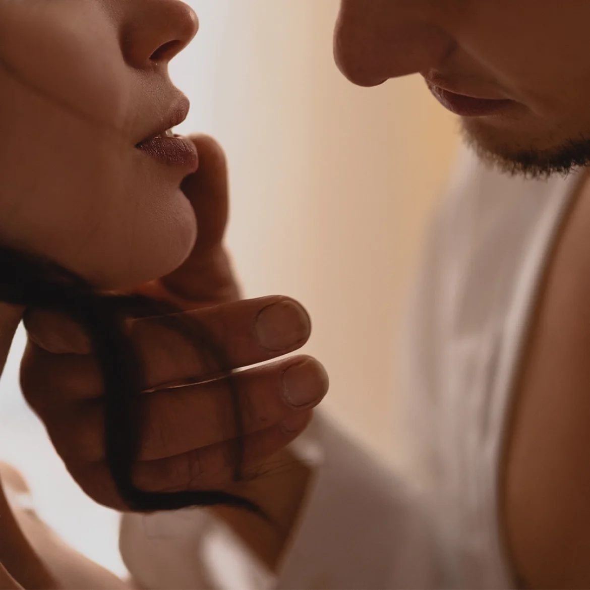 Hij bindt me vast en zegt: 'Je bent volledig overgegeven aan mij. En ik ga je langzaam helemaal gek maken'