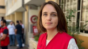 Thumbnail voor Lotte (33) werkt voor het Rode Kruis in Libanon: 'De crisis is niet meer houdbaar'