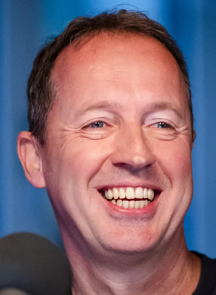 Edwin Evers voor een microfoon