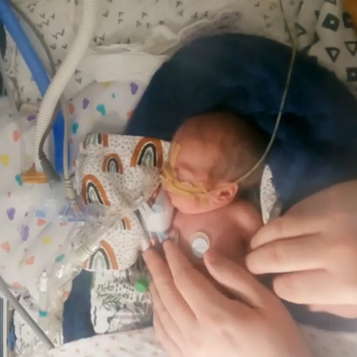 Baby Dex in Handen aan de couveuse