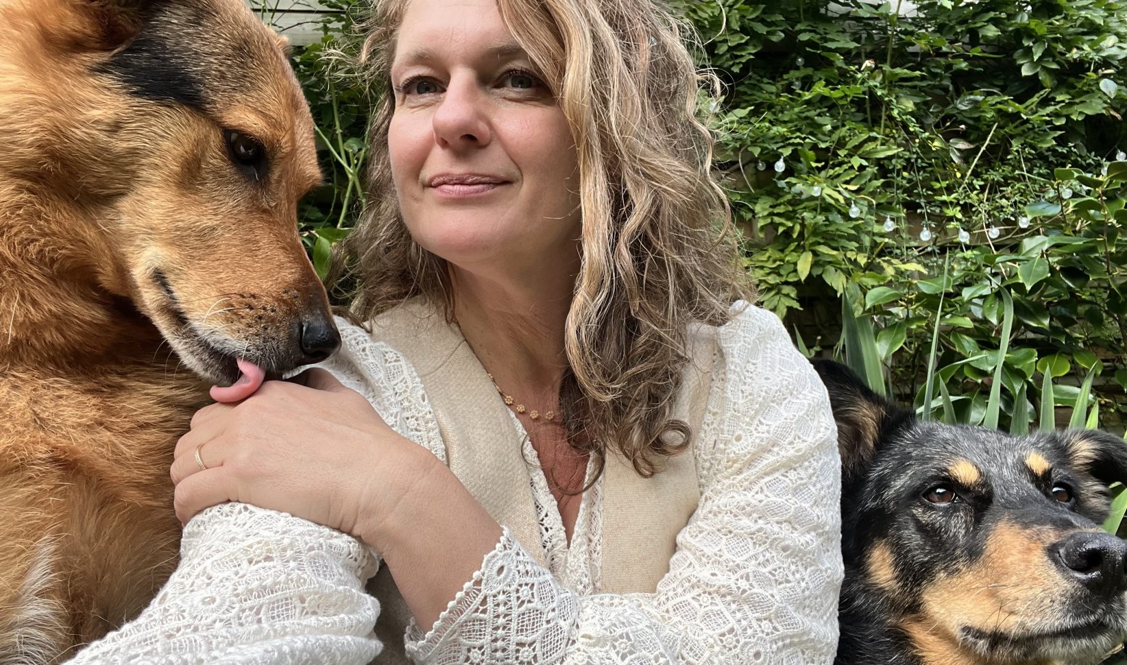 Hoe leer je kinderen veilig communiceren met honden? Myrna schreef er een boek over