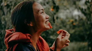 Thumbnail voor Onderzoek wijst uit: vrouwen eten gezonder dan mannen (maar snacken doen we evenveel)
