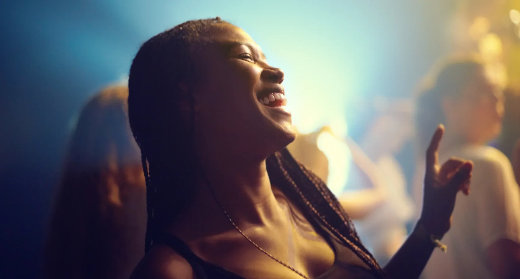 Vrouw dansend in de club