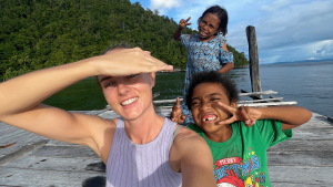 Thumbnail voor Nienke woont op een onbewoond eiland: 'Voor shampoo moet ik drie uur reizen'