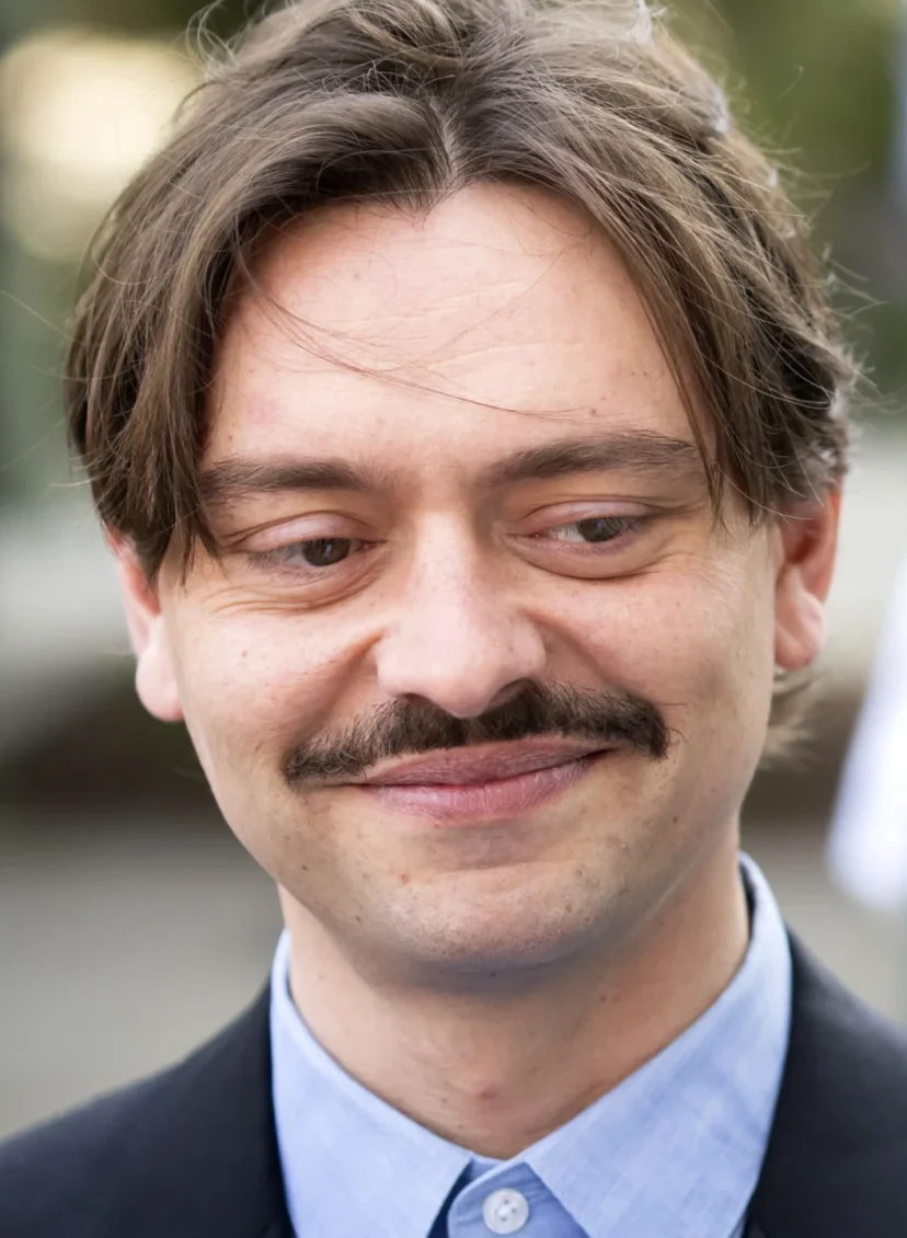 Joost Klein en Gover Meit (L) staan de pers te woord tijdens een uitzwaaimoment bij het hotel in Malmo, voorafgaand aan de tweede halve finale van het 65ste Eurovisie Songfestival. Klein strijdt met zijn nummer Europapa voor een plek in de finale van de wedstrijd, die dit jaar in Zweden wordt georganiseerd.