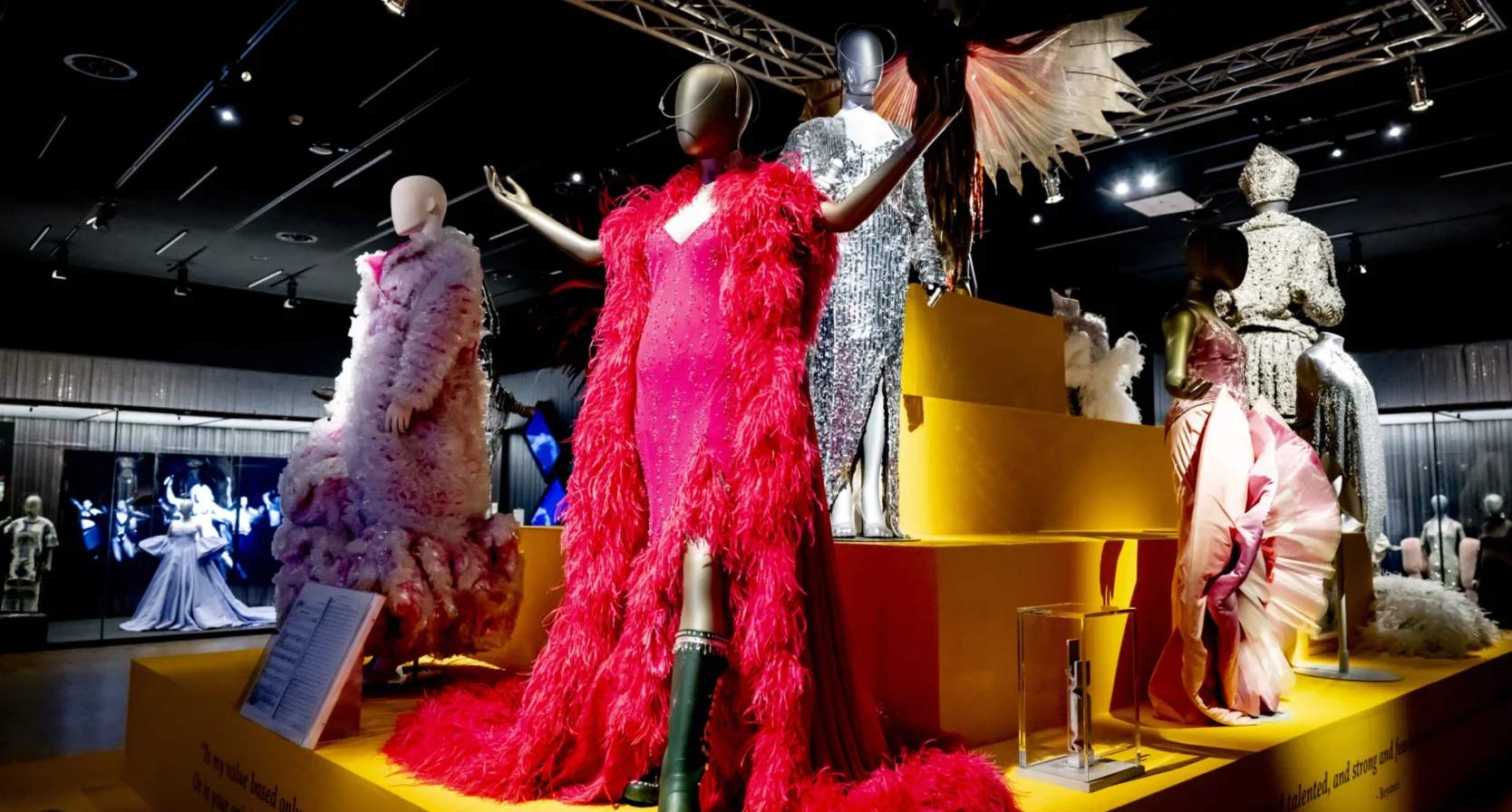Tentoonstelling DIVA tijdens de perspreview van de tentoonstelling DIVA. De expositie gaat ondermeer over de kleren, looks en impact die diva's als Marilyn Monroe, Tina Turner en Lady Gaga hebben op de samenleving.