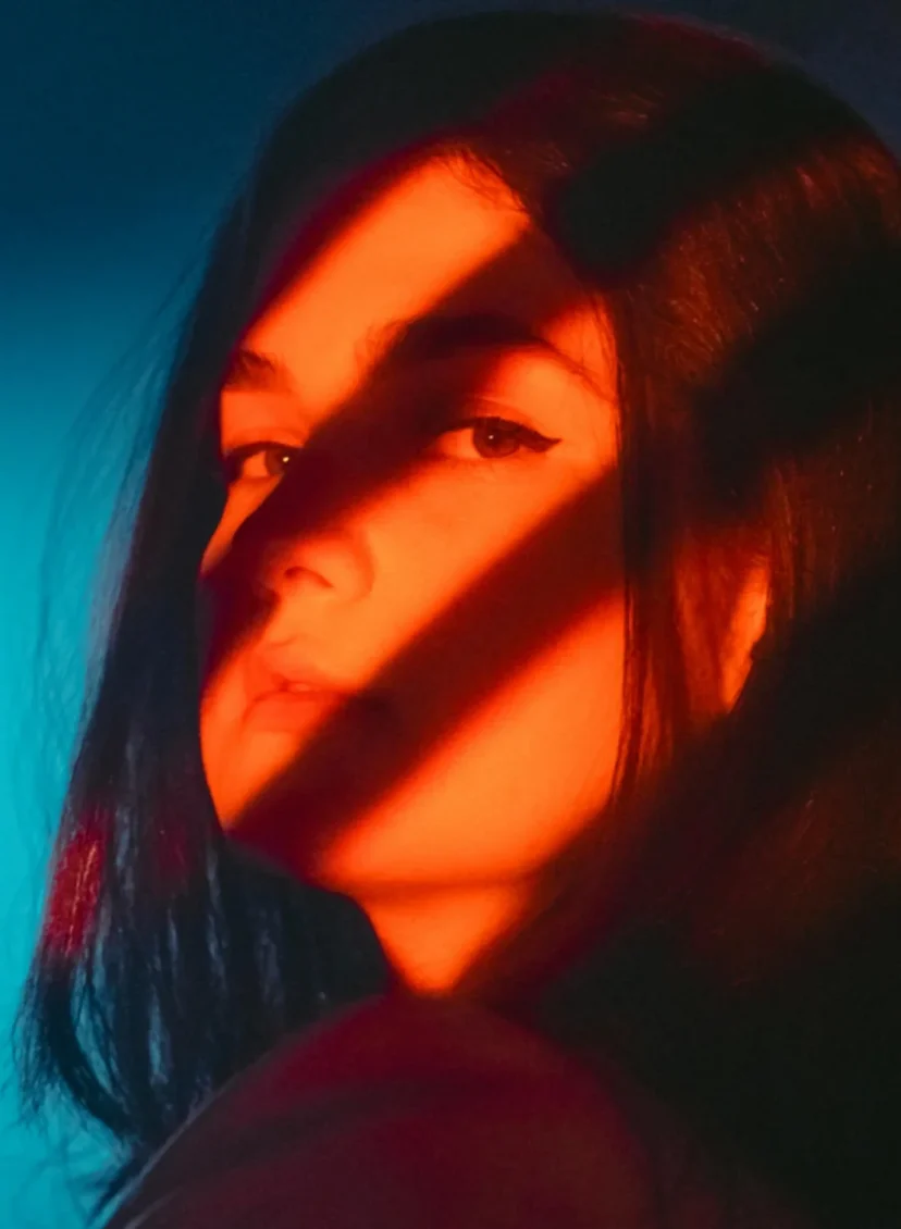 Vrouw met lichtstralen op haar gezicht