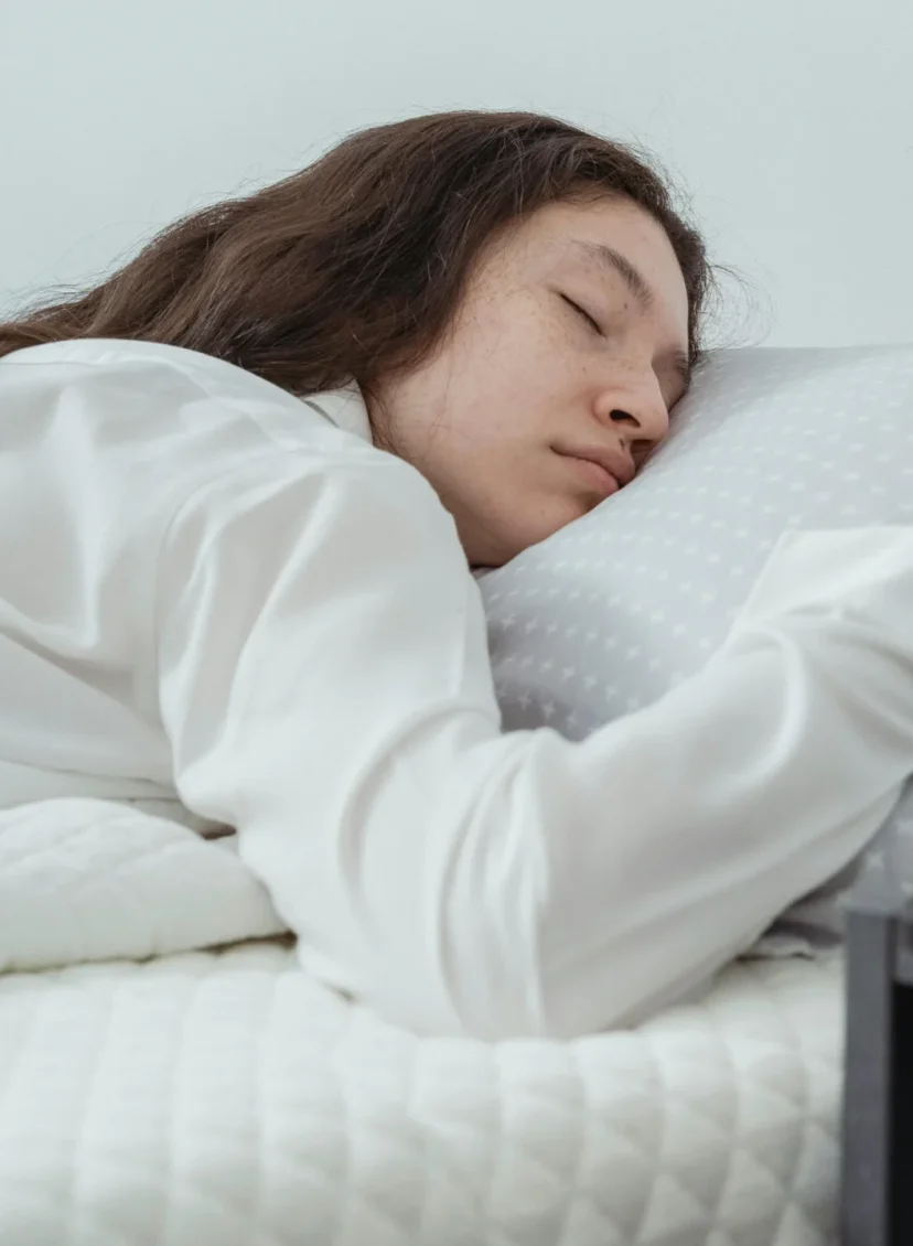 Vrouw die slaapt met een wekker naast haar