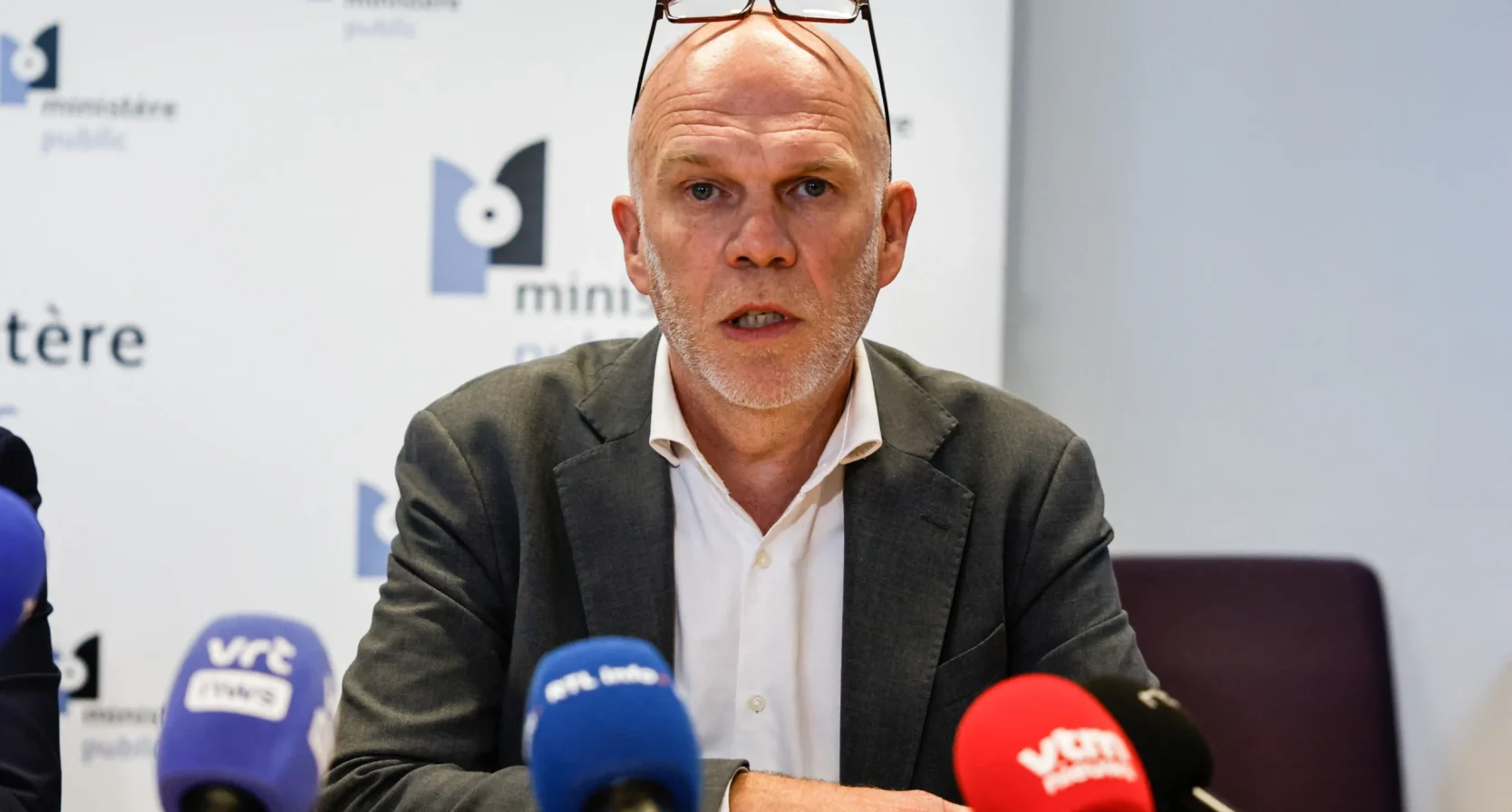 Aanklager Vincent Macq tijdens een persconferentie