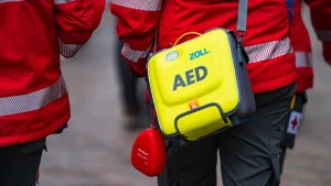 Thumbnail voor AED is cruciaal bij een hartstilstand, maar komt vaak te laat