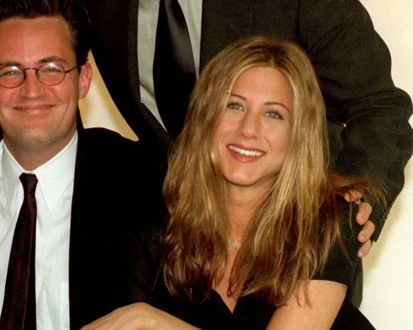 Friends-acteurs omringen Matthew Perry