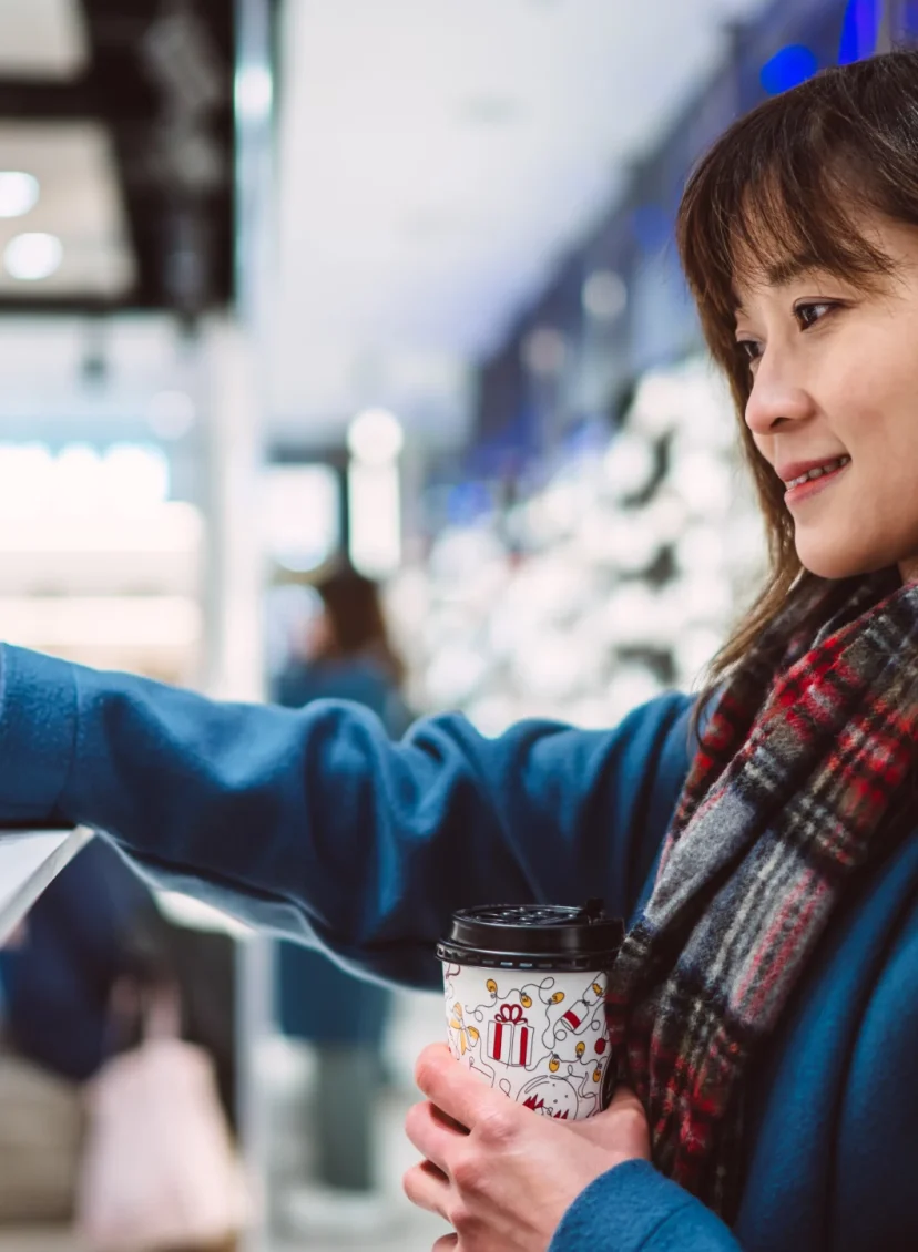 Vrouw met schoen in hand