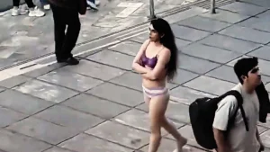 Thumbnail voor Beelden protestactie Iraanse vrouw in ondergoed gaan viral: 'Ongezien en bijzonder dapper'