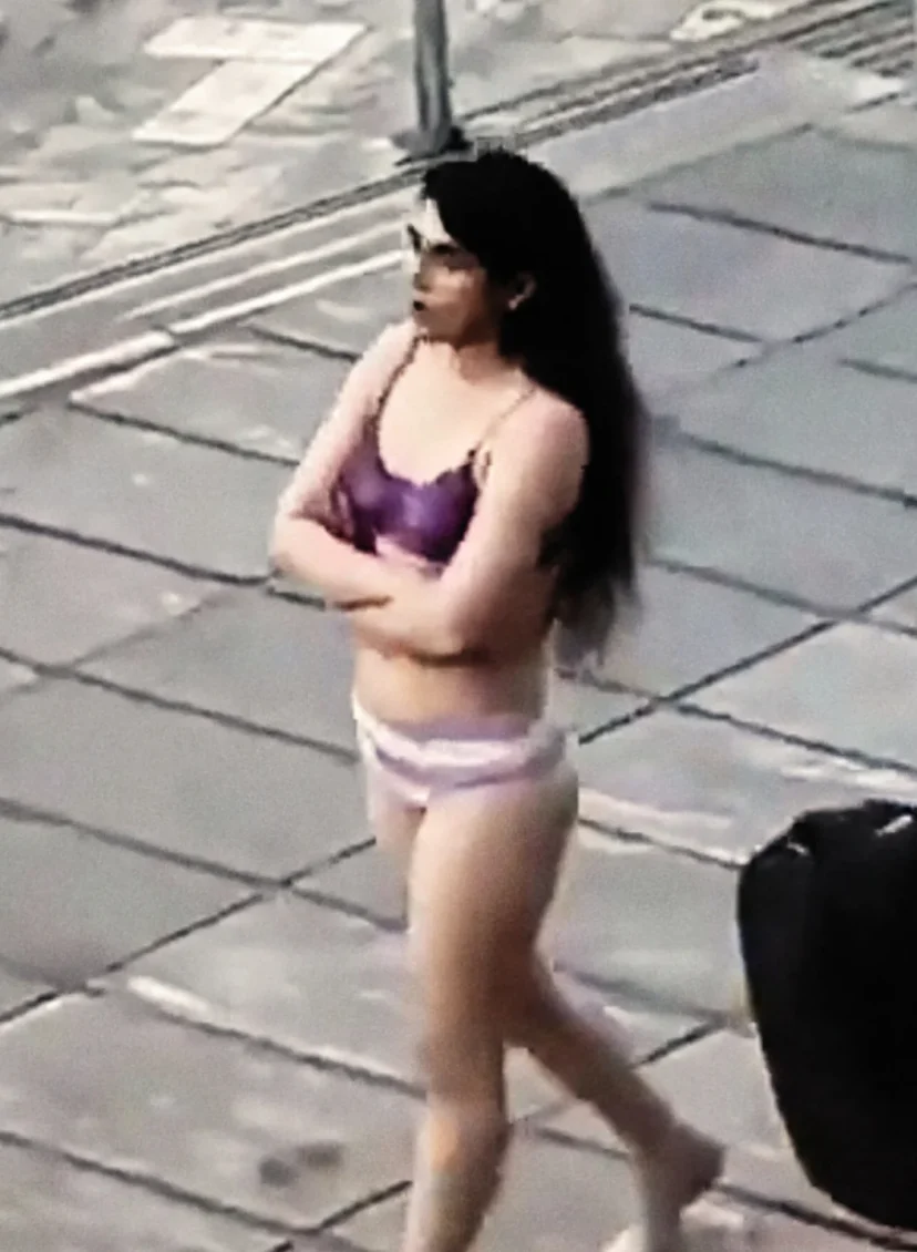 Iraanse vrouw loopt in haar ondergoed over straat