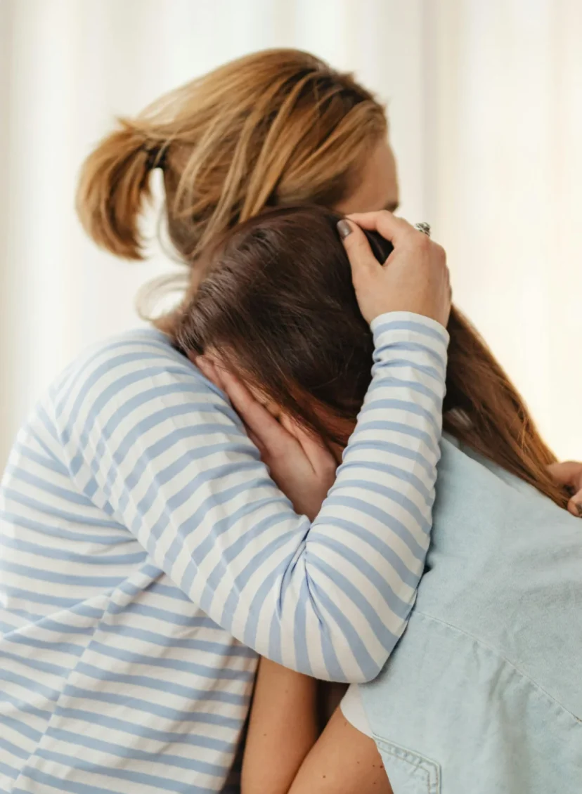 Moeder troost meisje | brandwonden door reismok hete thee