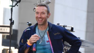 Thumbnail voor Coldplay-zanger Chris Martin valt door luik in podium (en dit zijn de beelden)