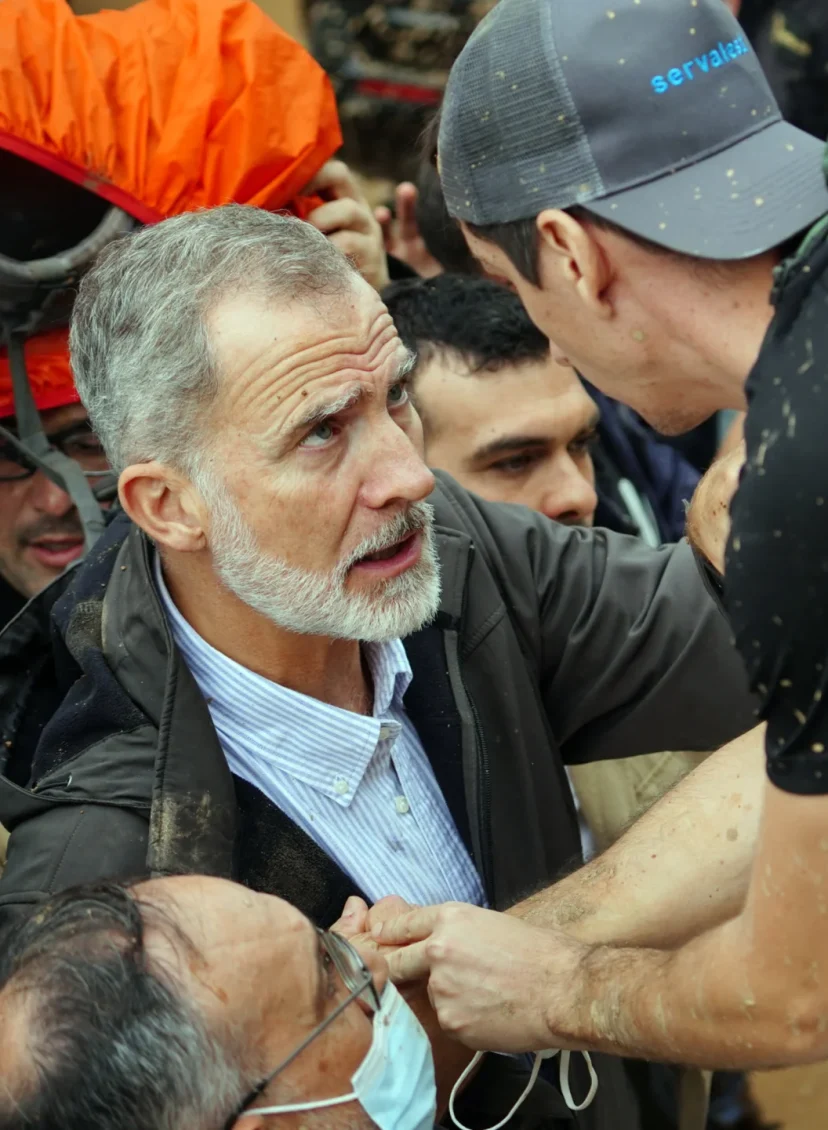 Het Spaanse koningspaar werd bekogeld met modder tijdens een bezoek aan de rampplek