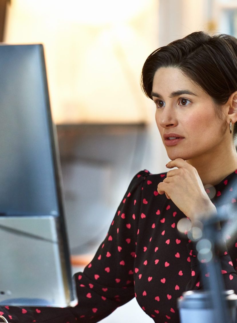 Vrouw achter computer