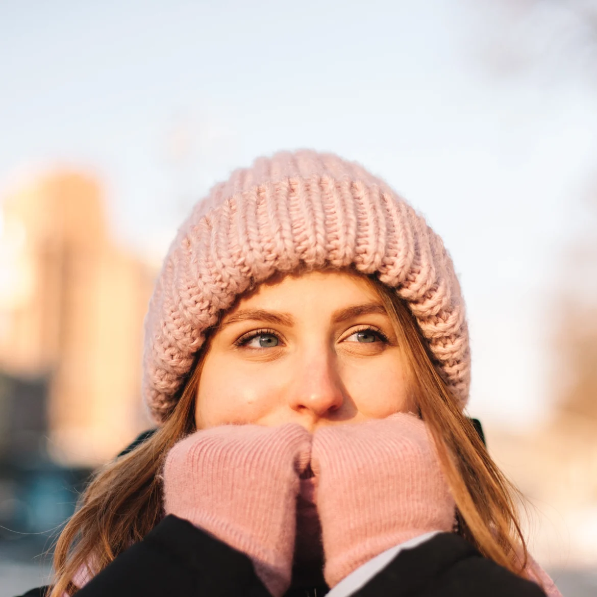 Vrouw in de kou met muts en handschoenen