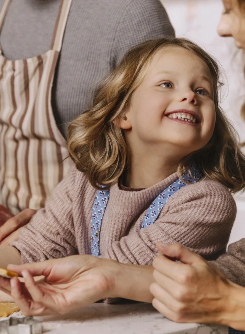 Moeder en kind aan het bakken