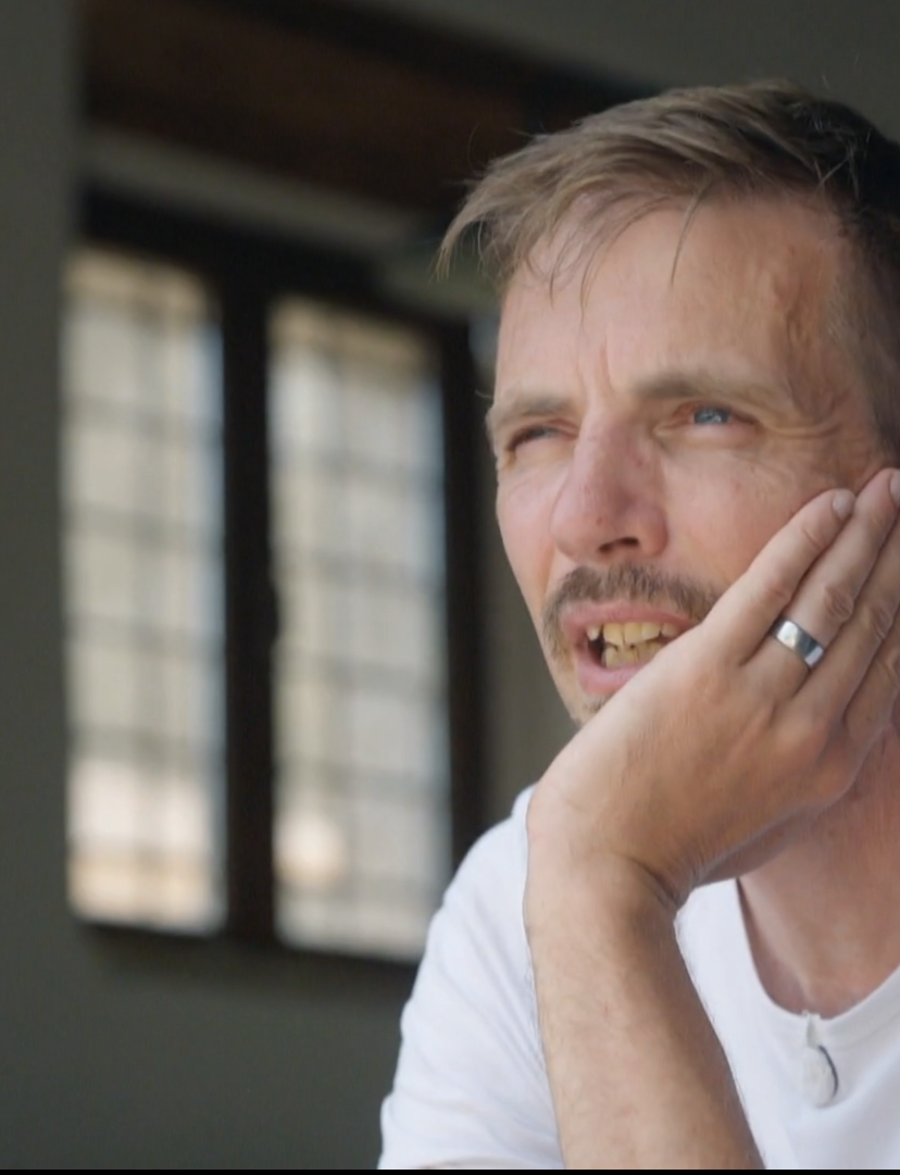 ik vertrek peter leon italiaans dorpje